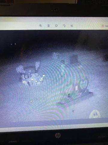 Mãe vê espírito de filha morta em cemitério e imagens viralizam 