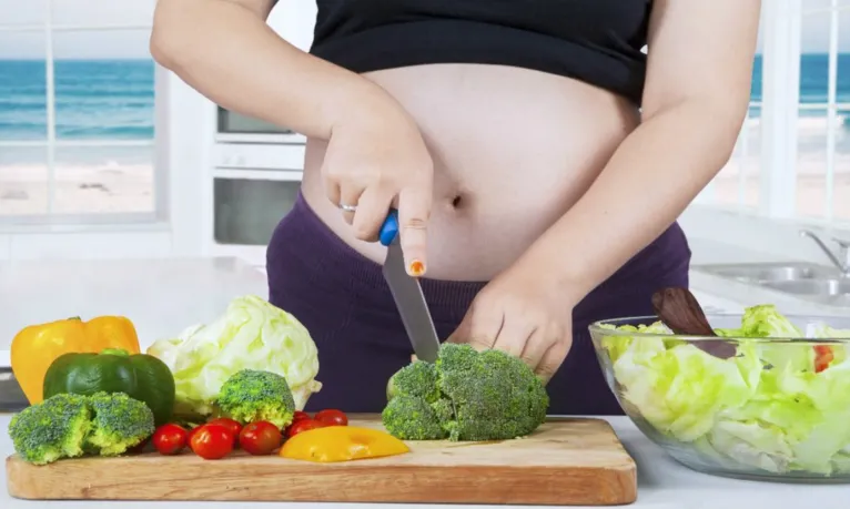 'Coçar' a barriga na gravidez pode causar estrias? Veja como evitá-las!