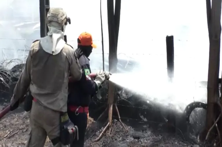 A ação dos Bombeiros para conter as chamas durou cerca de duas horas. 