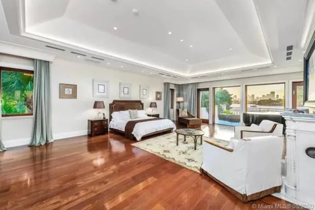Jennifer Lopez compra mansão de R$ 216 mi em ilha exclusiva de Miami