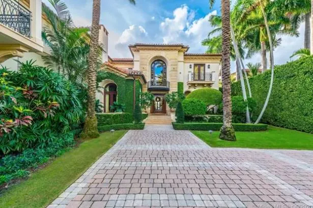 Jennifer Lopez compra mansão de R$ 216 mi em ilha exclusiva de Miami
