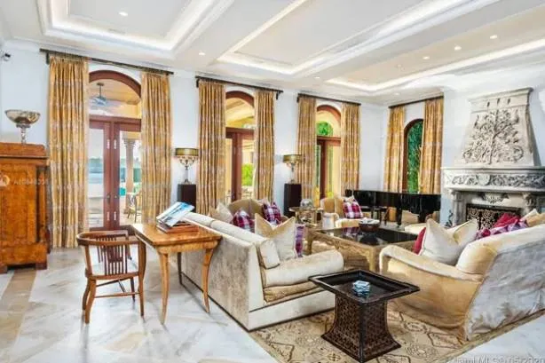 Jennifer Lopez compra mansão de R$ 216 mi em ilha exclusiva de Miami