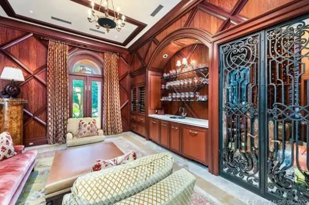 Jennifer Lopez compra mansão de R$ 216 mi em ilha exclusiva de Miami