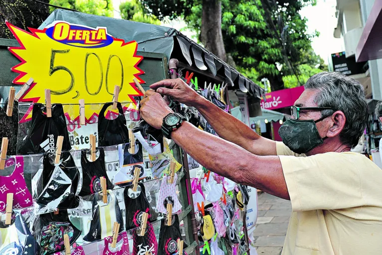 Djalma passou a vender máscaras para melhorar a renda.