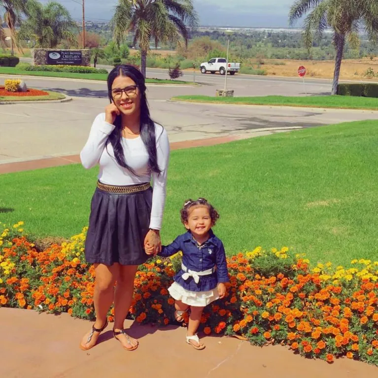 A pequena Faviola com a mãe antes de falecer. 
