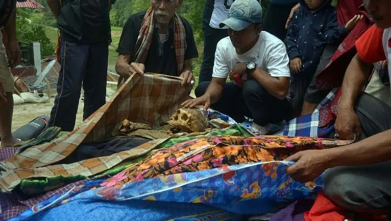 Festival tira cadáver do caixão e famílias têm chance de rever entes