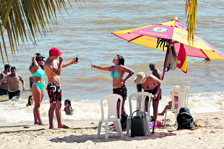 No distrito, areia tomada de veranistas, isolamento e proteção foram “deixados de lado”

