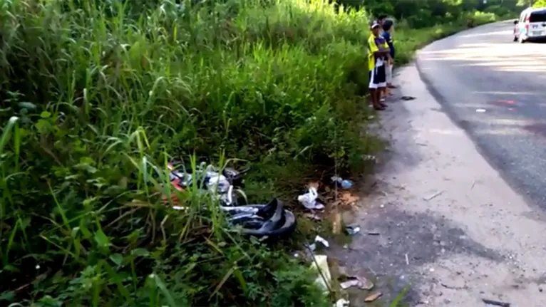 Em razão da batida, a motocicleta foi para no outro lado da via 