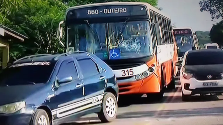 Reclamação principal é o atraso dos ônibus
