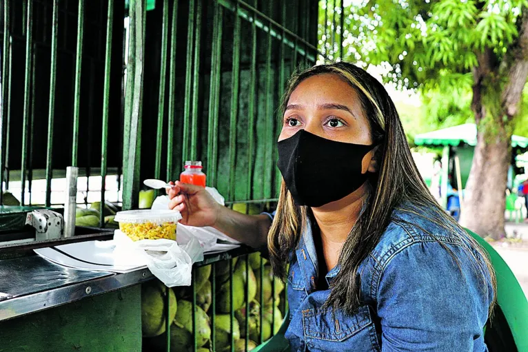 "Quando passar, o uso da máscara as pessoas vão deixar. Mas a higienização diária com a limpeza da casa e alimentos vai continuar”, Jacilene Lima, atendente