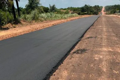 Pavimentação na via que dá acesso ao aeroporto de Salinas.