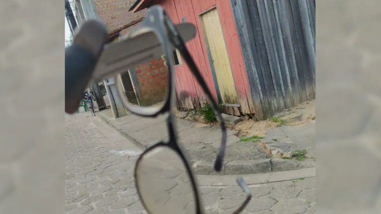 Óculos do acusado encontrado na cena do crime.