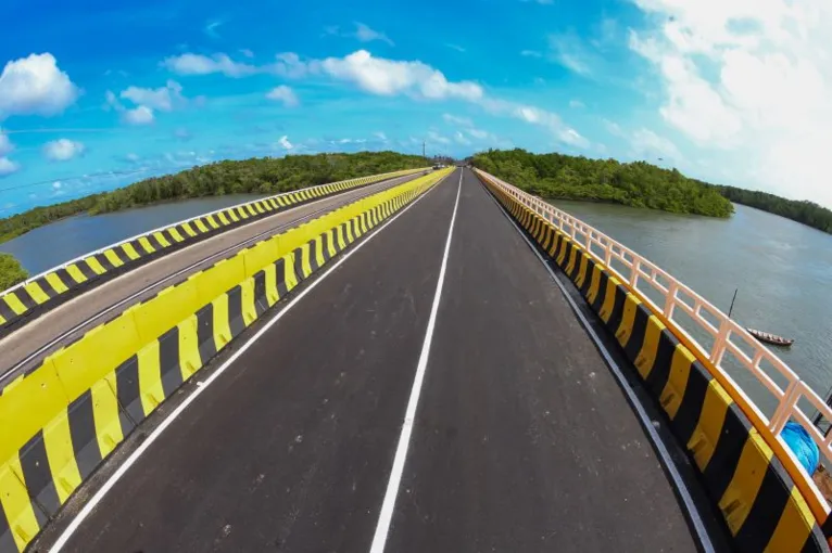 Estradas asfaltadas melhoram o acesso da população e o escoamento da produção.