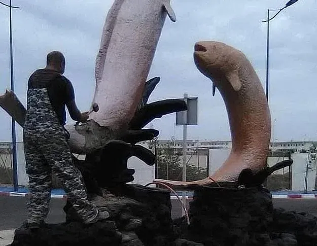 Monumento de peixes em formato de 'pênis' é demolido após protestos