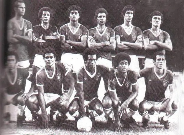 Com a camisa do Leão