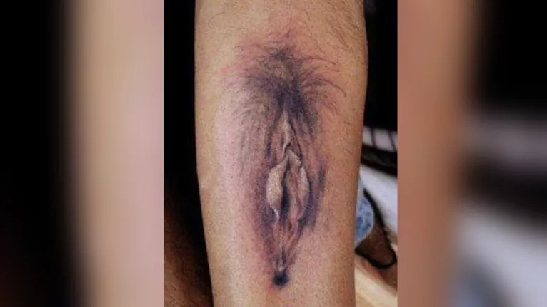 Mulher 'se abre' para tatuador fazer sua vagina no braço do namorado; assista!