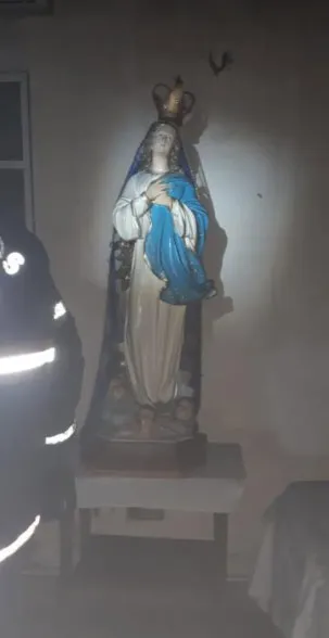 A imagem de Nossa Senhora da Conceição estava em quarto da residência e não foi atingida pelo fogo. 