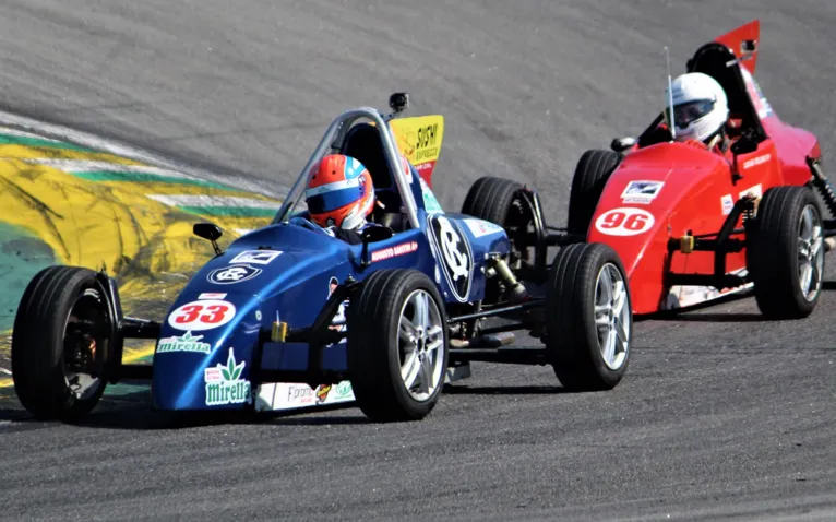 Piloto do Leão brilha em Interlagos e assume a liderança da Fórmula Vee
