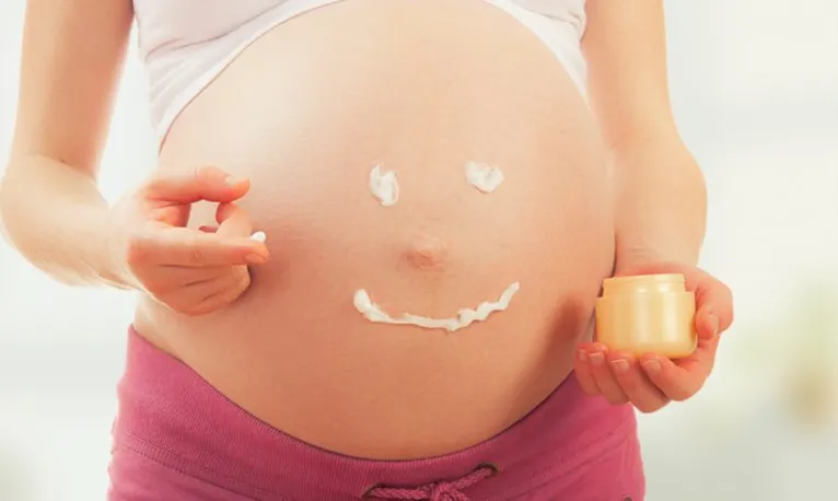 'Coçar' a barriga na gravidez pode causar estrias? Veja como evitá-las!
