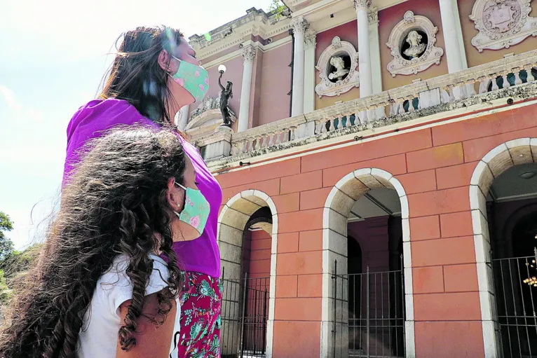 Elza e a filha visitaram o Theatro da Paz e se encantaram com a beleza do lugar. 
