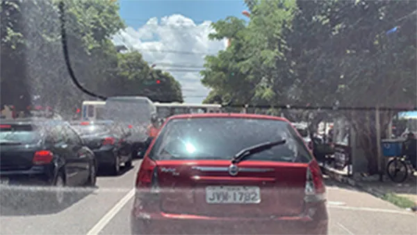 Fluxo de veículos era intenso no início da tarde de hoje. 
