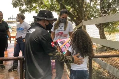 As crianças também receberam brinquedos doados pelos agentes de segurança.