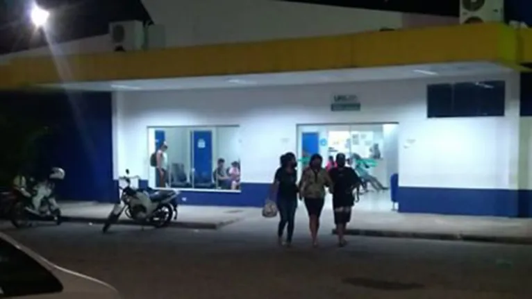 Do lado de fora, paciente sendo amparada e já em saída do local sem conseguir ser medicada