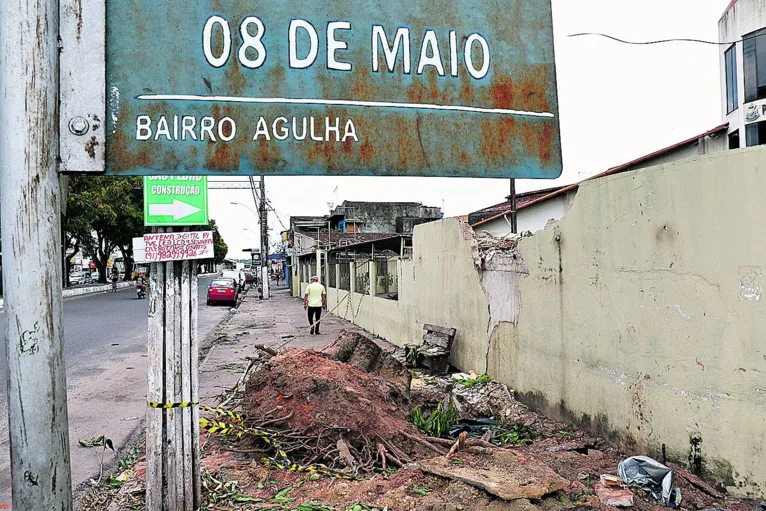 Bairro da Agulha foi o mais prejudicado pela ventania que atingiu o distrito. Comerciantes tentavam arrumar lojas destruídas e equipes da concessionária de energia ainda consertavam o fornecimento no local


