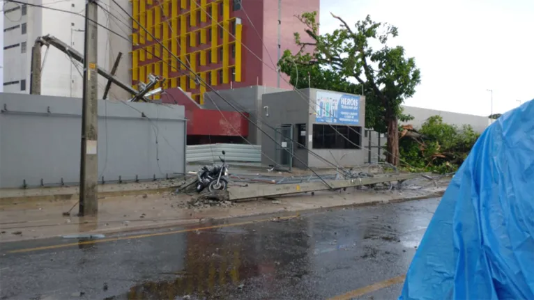 Ventania derruba postes e árvores em Icoaraci e atinge até Abelardo Santos