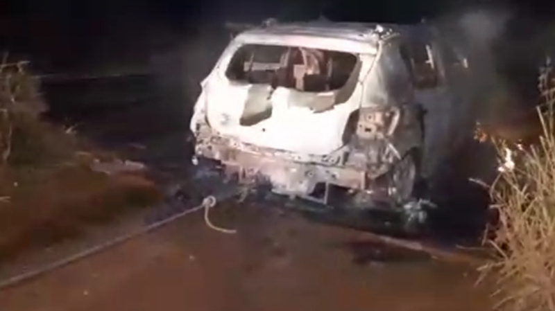 O veículo queimado pelos criminosos em uma ponte