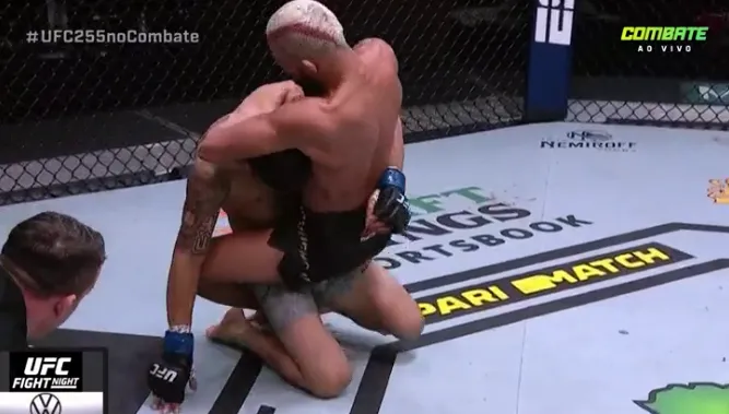 Deiveson finaliza Alex Perez com guilhotina e mantém cinturão