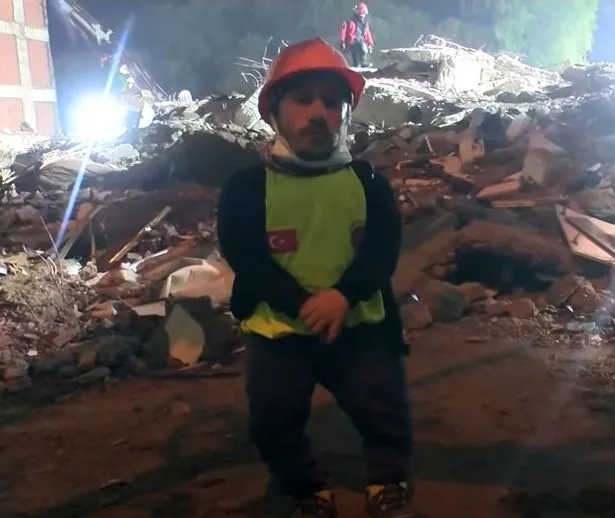 Anão vira herói ao rastejar sobre escombros para resgatar vítimas de terremoto na Turquia