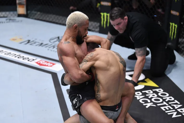 Deiveson finaliza Alex Perez com guilhotina e mantém cinturão