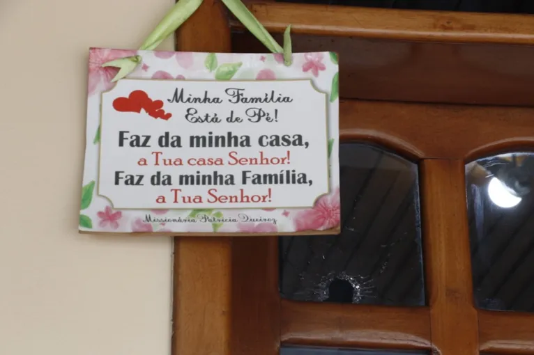 Imagens mostram as marcas do atentado a bala contra Patricia Queiroz, vice de Priante em Belém