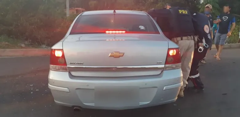 No carro foi encontrado um saco com porção de cocaína pela polícia 