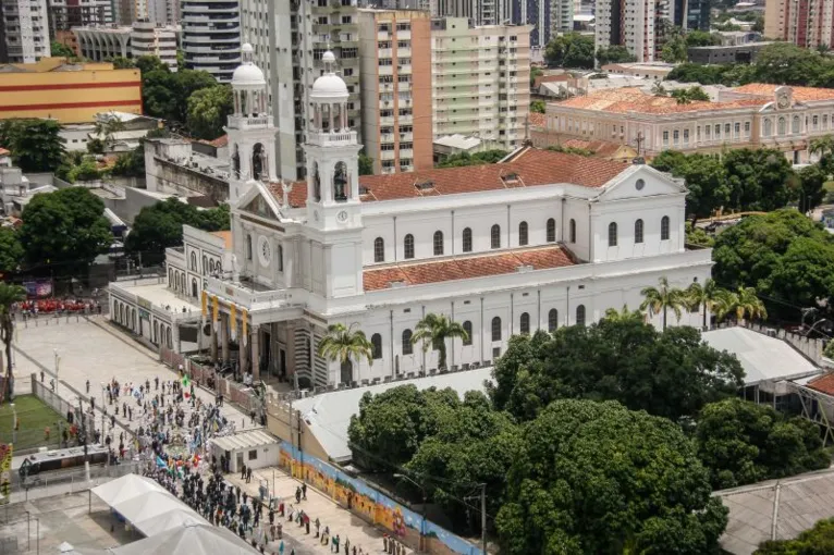 Basílica Santuário de Nazaré foi construída às proximidades de onde a tradição relata o achado da imagem da virgem por Plácido