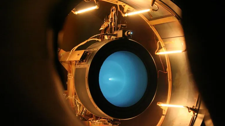Um propulsor elétrico solar é testado em uma câmara de vácuo na NASA.