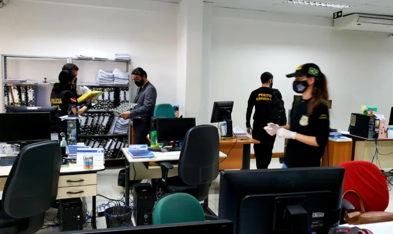 Justiça ordena e Polícia faz busca e apreensão na Sesma por desvios de recursos no combate à pandemia