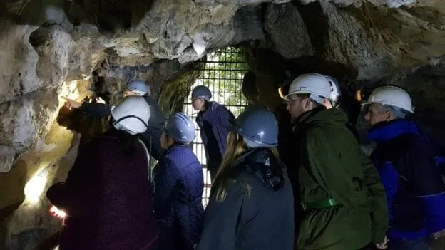 Marcas feitas por 'bruxas' são encontradas em caverna. Veja!