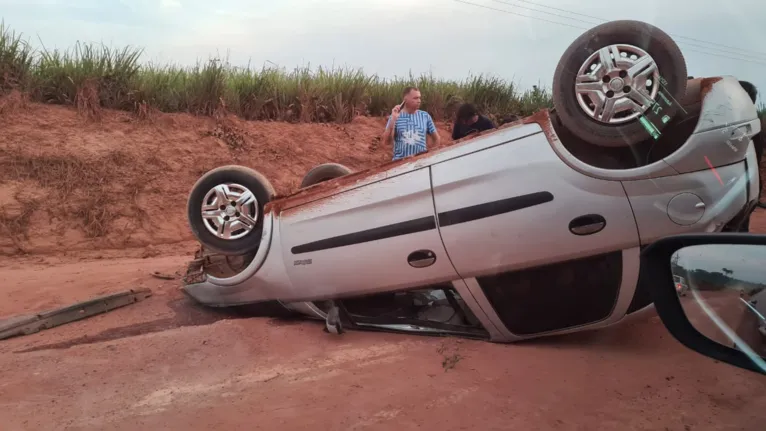Carro capota na Transamazônica após ter roda traseira sacada do eixo 