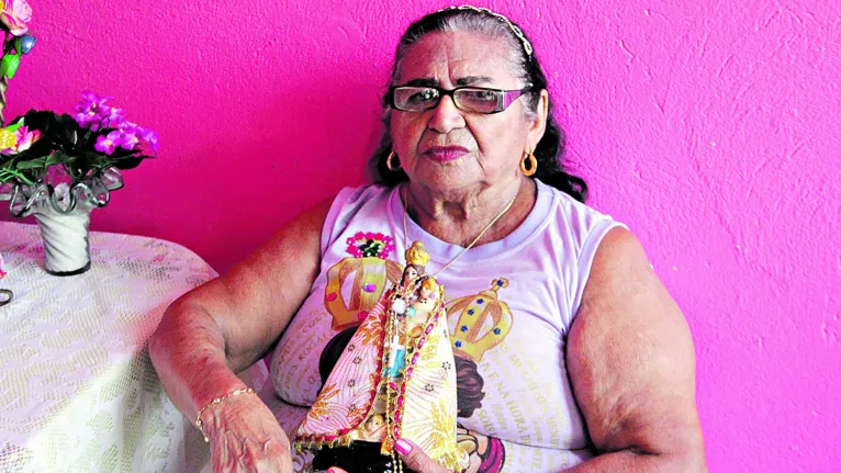 3 A aposentada Iracema Souza agradeceu por poder estar com a família, após se curar da Covid-19 