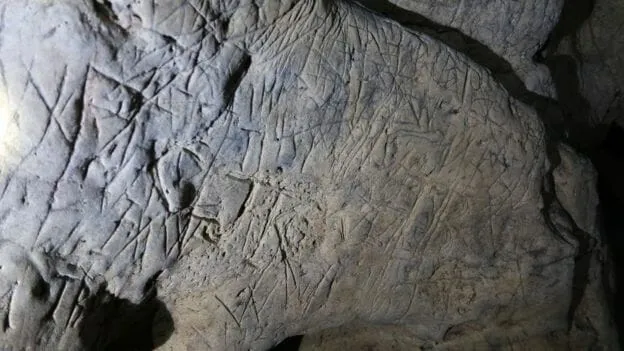 Marcas feitas por 'bruxas' são encontradas em caverna. Veja!