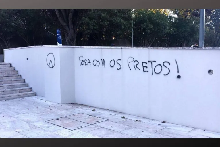 Universidade de Portugal é pichada com insultos racistas contra brasileiros