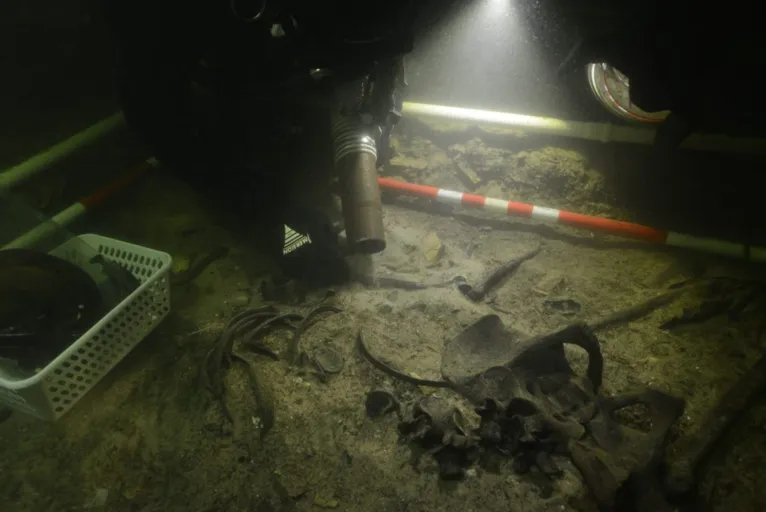 Arqueólogos recuperando os restos mortais do soldado medieval do Lago Asveja