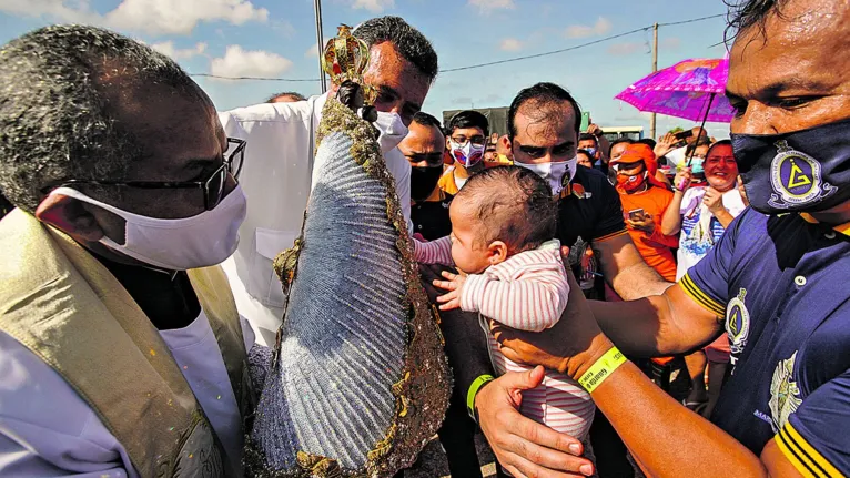 A imagem peregrina de Nossa Senhora foi levada para perto dos fiéis, que ficaram emocionados.