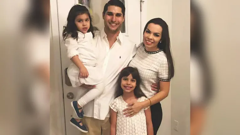 Laura Büchelhe com a mãe Bruna, o pai Edson e a irmã Luiza