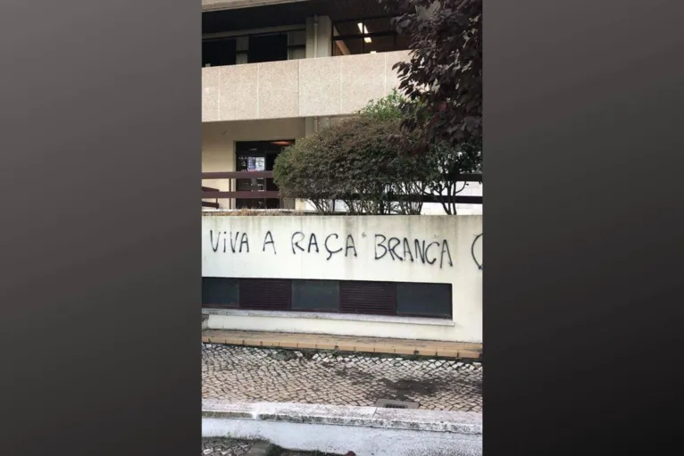 Universidade de Portugal é pichada com insultos racistas contra brasileiros