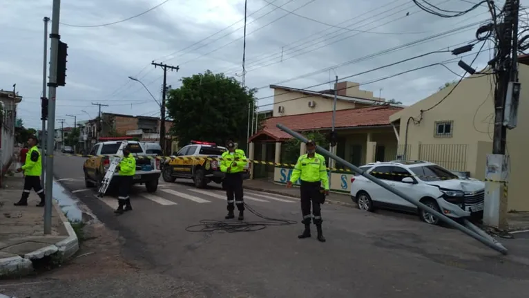 Carro colide com semáforo e trânsito fica parcialmente interditado em Cametá 