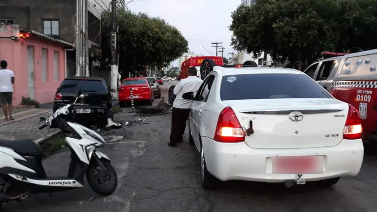 Colisões: carro capota no centro de Belém e motoristas trocam socos na rua. Veja o vídeo