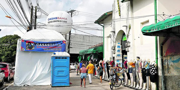 A empresa Casas Bahia ainda nem chegou em Belém, mas instalou uma lona para cadastrar clientes na calçada. Na Av. Presidente Vargas, o cenário também é caótico